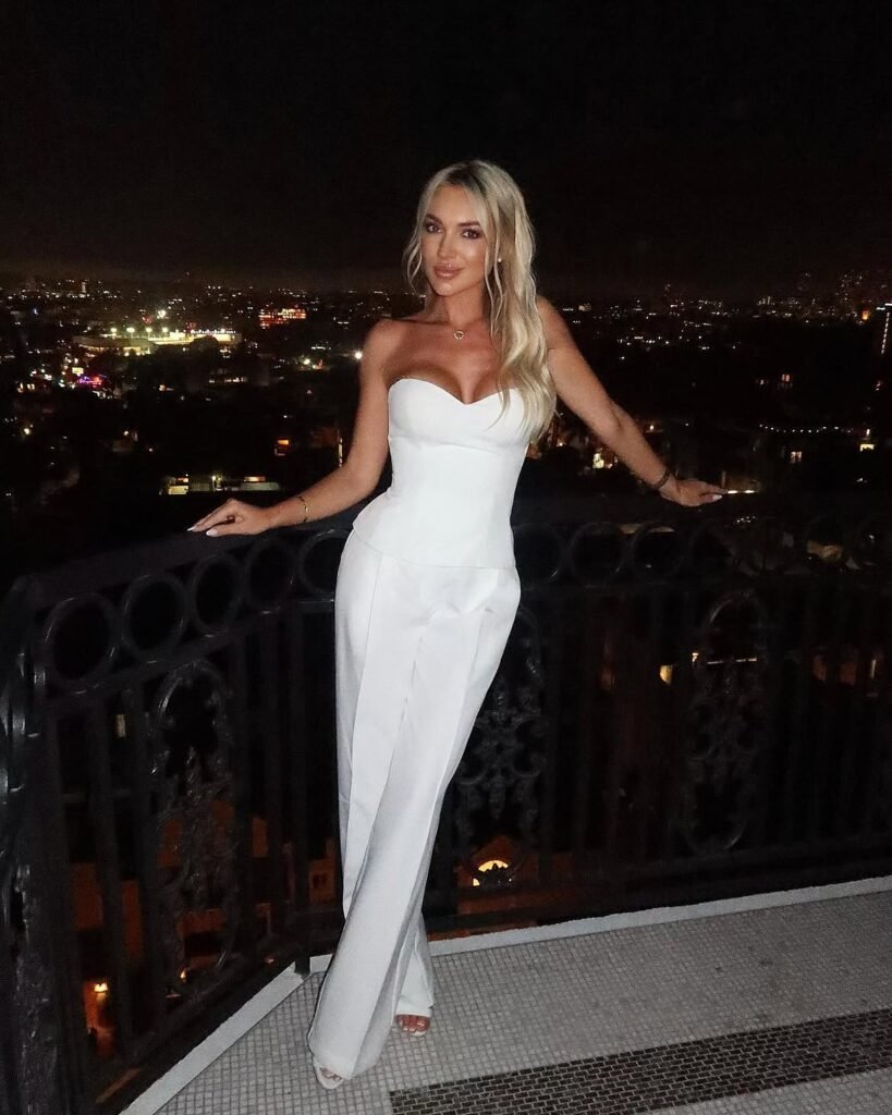 довга біла корсетна сукня