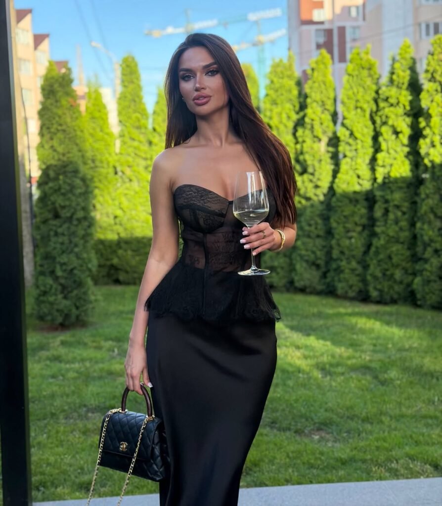 чорна корсетна сукня міді